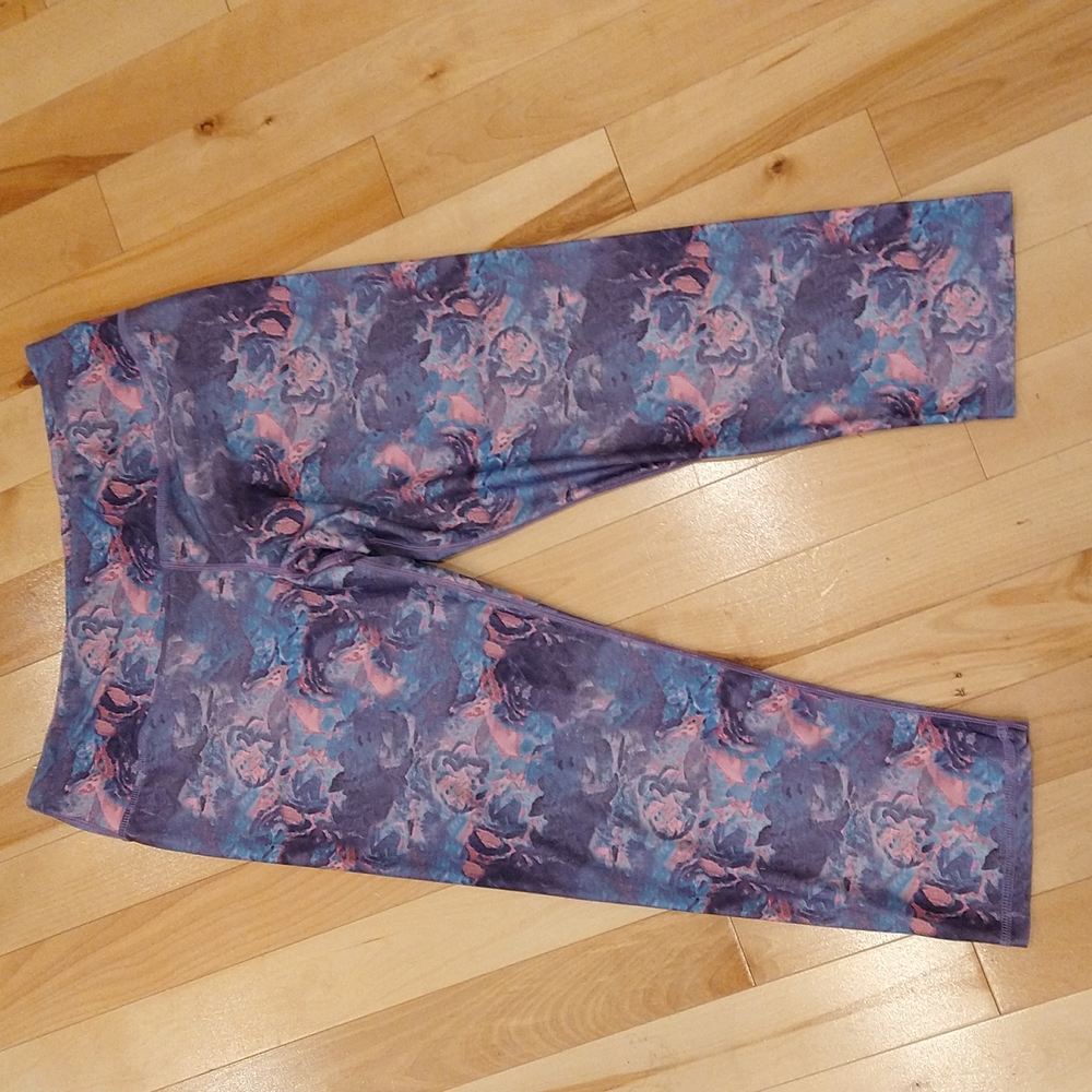 X1 Lululemon purple pink cropped leggings